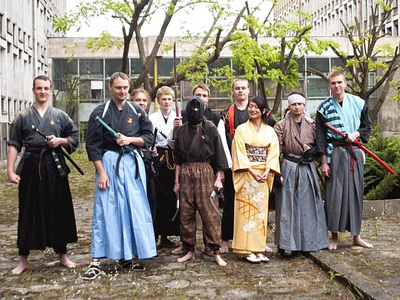 ポーランドの学生に囲まれる日本語教師だった私（右から３人目）。日本アニメの影響は大きく、アニメを見て侍の言葉を使いこなす学生もいたほどだ