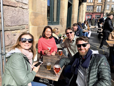 れたのだと思う。（聞き手　安達加琳） 写真＝ポーランド人の友人らと英エディンバラ旅行を楽しむ私（中央左）。日本へ帰国した今でも連絡を取り合う一生の仲だ