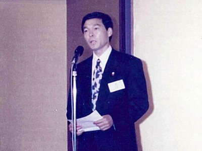 Ｊヴィレッジの創立記念パーティーであいさつする私。施設のオープンに向け準備に奔走していた