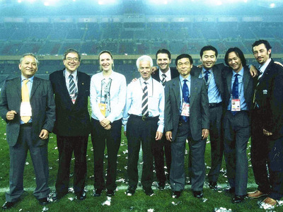 Ｗ杯日韓大会に会場責任者として関わった私（右から４人目）。試合が終わってピッチで大会関係者と撮った写真の私の顔はやつれ、疲れ切っていた