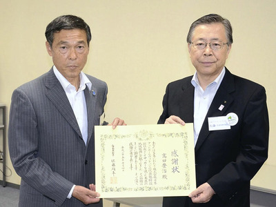 副社長を通算１１年務め、佐藤雄平知事から感謝状を受ける私（左）。再び副社長に就任した際は、もう一度Ｊヴィレッジに関われることをありがたいと感じた＝２０１３年