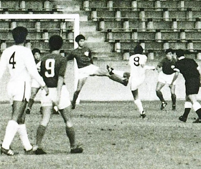 関東大学リーグでプレーする私（中央）。「顔を背けずに向かっていく」。高校時代の福原先生の教えを胸にサッカーに取り組んでいた