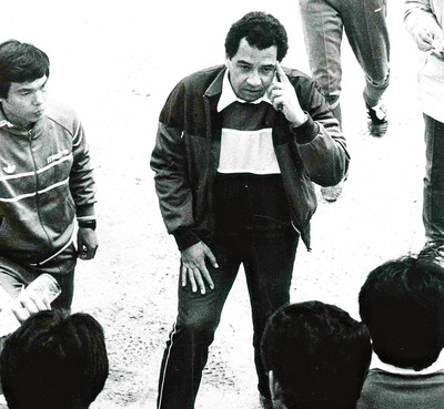 マツダＳＣのコーチに就任し、オフト氏の通訳をする私（左）。とにかく選手たちに分かりやすく伝えることを心がけた