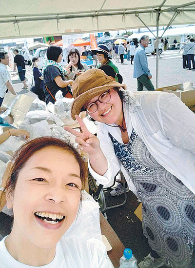 今年９月上旬に西郷村で開かれた青空バル。イベントの成功は私（右）だけの力ではなし得ない。手伝ってくださる友人やイベントを楽しんでくださる来場者のおかげだ