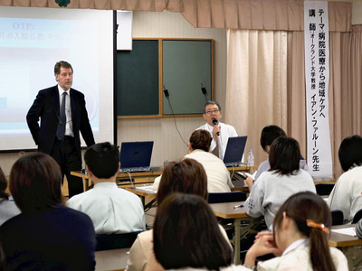 イアン・ファルーン先生（左）と私。９８年から毎年来て、地域支援のあるべき姿について職員と議論を重ねた