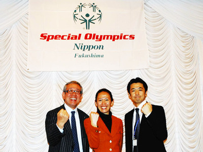 震災後に何とか開催ができた第５回スペシャルオリンピックス冬季ナショナルゲーム・福島。写真は（右から）ゼビオの諸橋友良さん、ＳＯ理事長（当時）の有森さんと私