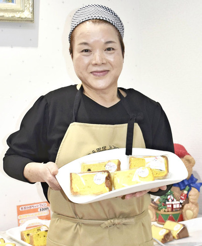 看板商品のシフォンケーキを手にする大石さん