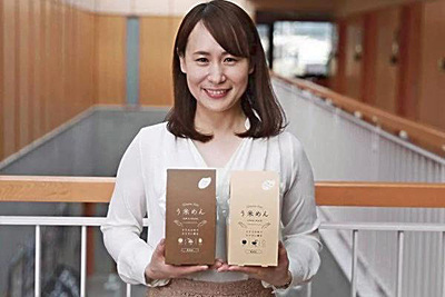 自社開発した米粉麺「う米めん」を手にする私。東日本大震災からの約１０年間はさまざまな局面に遭遇し、決断の連続だった