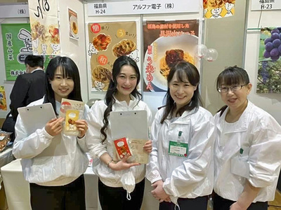 食品展示会のスタッフと共に参加した私（右から２人目）。多くの方々が米粉麺に興味を示し、用意した試食品はすぐ品切れになった