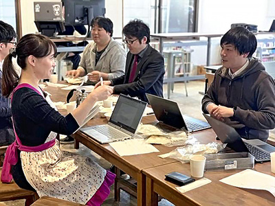 米粉麺の商品開発で打ち合わせをする私（左）。数字による根拠を持ったおいしさを追求した