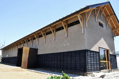 １４０年前の酒蔵をリノベーションした「はじまりの美術館」。建築としても魅力があるが、美術館が主催する企画も多彩だ