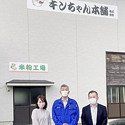 新潟県佐渡市の米粉工場を訪ねた西村さん（右）と私。西村さんは佐渡市で米粉を作っている柴原行雄社長（中央）との縁を結んでくれた