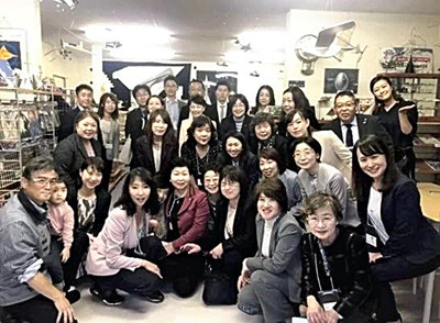 ものづくりなでしこの会合に参加する私（２列目右端）。経営者としての考えや理想の経営者像を確立することができた。つらい時も気持ちを落とさずいられたのは、ものづくりなでしこのおかげだ