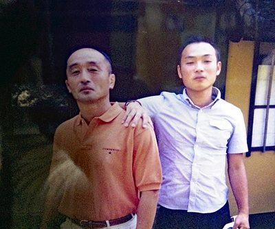 父明男（左）と私。父の背中を見ているうちに、自然と店を継ぐ考えを固めていった