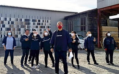 社員と私（中央）。社員と向き合い、「働いて良かった」と思ってもらえる会社を目指していく