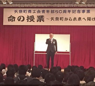 商工会青年部のイベントであいさつする私。商工会青年部の活動は「大人の青春」のようなものだと思う
