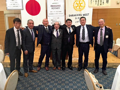 ロータリークラブの会合に参加する私（左から３人目）。先輩方の元気な姿を見ていると勉強になることが多い