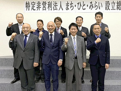 ＮＰＯ法人「まち・ひと・みらい」のメンバーと私（前列左から２人目）。矢祭町が日本各地にある地域の原動力になるよう活動をしていきたい