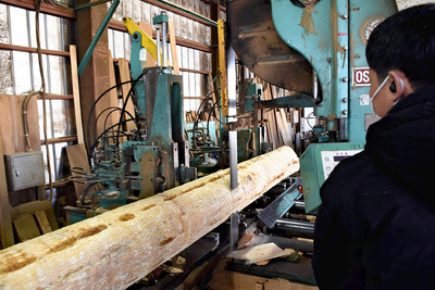 木材を機械で製材する社員。「価値のある木材を使っている」という自覚を持ち、仕事をしていきたい