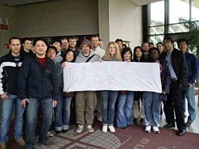 英ブラッドフォード大平和学部紛争解決修士課程で修士号を取得した私（前列左から４人目）。世界各国から集まった仲間と共に平和について学んだ