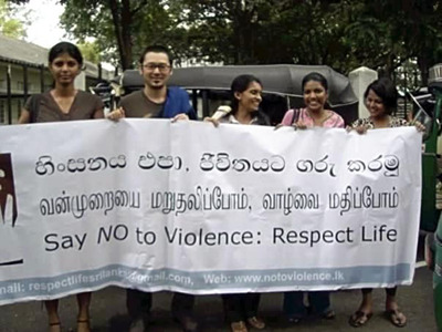 所属していたＮＧＯが主催した非暴力キャンペーンに参加する私（左から２人目）。紛争地域での生活は過酷だったが、充実感があった