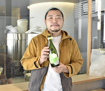 小高区の酒蔵に立つ僕。当初は酒造りに不安も感じていたが、事業は軌道に乗りつつある