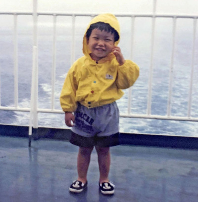 ２歳の頃の僕。首都圏のごく普通の家庭に生まれ、何の不自由もなく育った。学生時代も親に勉強を強制されることもなく、サッカーなどやりたいことを自由にやらせてもらった