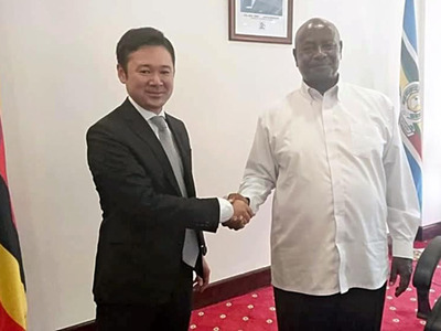 ウガンダのムセベニ大統領（右）と握手を交わす私。ウガンダでの仕事は成果が目に見え、とてもやりがいがあった