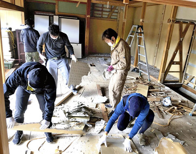 空き家の酒蔵への改築作業には多くの人が協力してくれた。和室の畳やふすまを撤去し、壁を抜いた。塗装も手作業で行い、一苦労だった