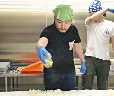 尾畑酒造で酒造り体験をする僕（中央）。ここは廃校になった学校で酒造りに挑戦している酒蔵だ。日本各地の酒蔵を訪れ、酒造りの知識を吸収した