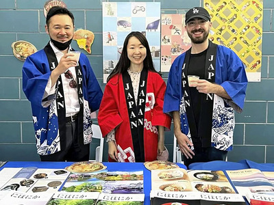 イベントで日本文化を紹介する私（左）。ロサンゼルスで出会った福島ゆかりの日系人とは今でも交流が続いている