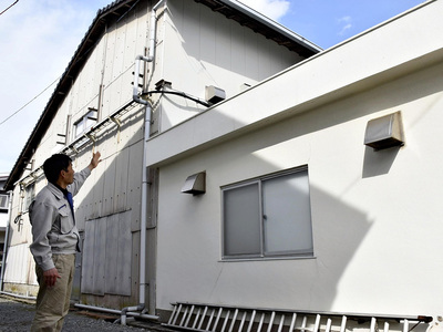 部屋は工場の２階にあり、機械の稼働音が朝から晩まで聞こえてきた。工場の改修に伴い、今は残っていない