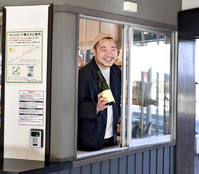 無人のＪＲ小高駅に完成した酒蔵と僕。ここに明かりをともし続け、温かい場所にしていきたい