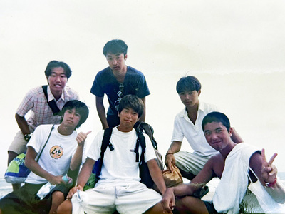 海が好きな私（後列右）は学生時代、サーフィンを趣味にした。「今度ご飯に行こう」と勇気を出して声をかけたことで友人の輪が広がった