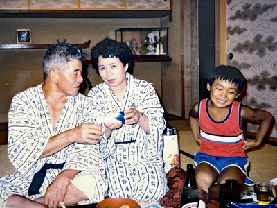 幼い頃からおじいちゃん子だった私（右）。祖父の中司（左）が誰よりも私がかまぼこを作る姿を見たかったと思うが、きっと天国から見てくれているに違いない