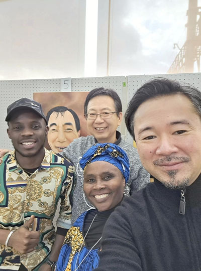 ルワンダの教育を考える会で活動する永遠瑠マリールイズさん（手前中央）と私（同（右））。福島と世界の子どもたちをつなぎ、平和について考えるイベントの開催を計画している