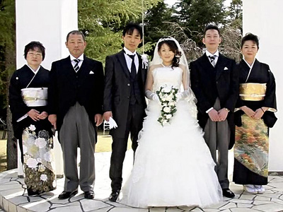 妻の理沙（右から３人目）と私（同４人目）。これからも二人三脚でさまざまな困難を乗り越え、挑戦していきたいと思う