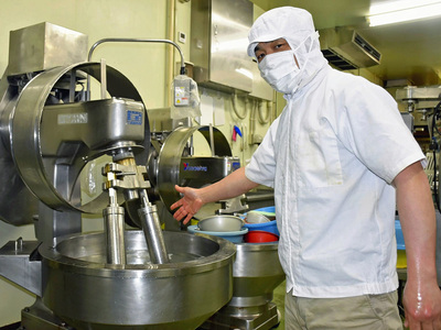 祖父の代から３０年以上にわたり貴千のかまぼこ作りを支える擂潰機（らいかいき）。ともに幾多の試練を乗り越えた相棒だ