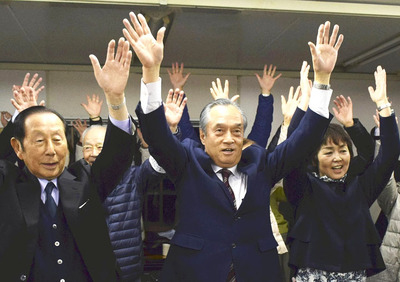 ４選を果たし、万歳する伊沢氏（中央）