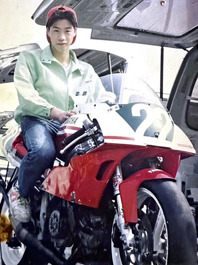 １９９２年に買ったヤマハのＴＺ２５０にまたがる私。バイク店で働きながらプロレーサーを目指していた