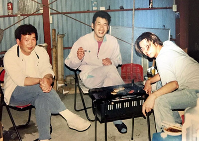 実家に戻り、生田目製作所で働き始めた私（右）。仕事に励む中で、ものづくりの面白さに気が付いた