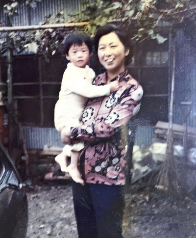 自宅兼工場の前で母みつ（右）の腕に抱かれる幼い私。親孝行する前に亡くなった母に応えるべく、経営を立て直す覚悟を決めた