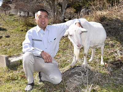 妻と長男、ヤギ２匹と猫４匹、鶏７羽の「大家族」に囲まれて暮らす。里山の自然豊かな東和での生活を満喫している