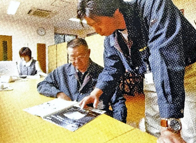 父勝美（中央）から社業を継いだ私（右）。会社を立て直そうと新たな挑戦を始めた