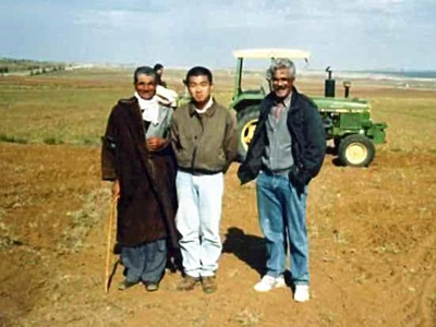 青年海外協力隊員としてチュニジアで農業大学校の助手を務めた私（中央）。飢餓問題を解決すべく意気込んでいたが、現地は観光客がバカンスで訪れるような先進国だった