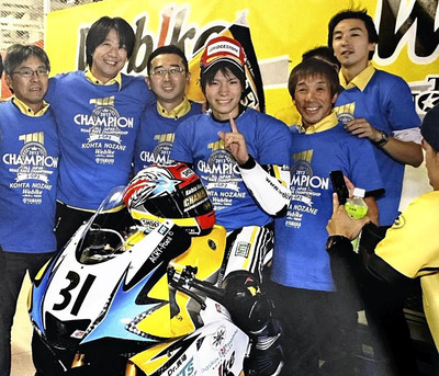 Ｊ―ＧＰ２クラスで全日本チャンピオンに輝いた野左根（中央右）と私（左から２人目）。光雄さん（右から２人目）の頼みに最高の形で応えることができた