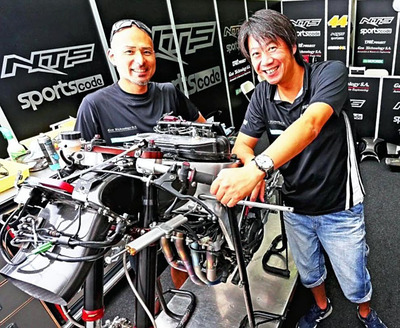 オートバイの車体を設計、開発して世界選手権に挑んだ私（右）。技術力を証明するために世界チャンピオンを目指した