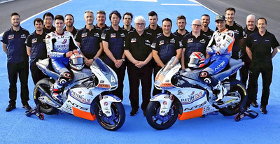 世界グランプリに挑戦したメンバーと私（左から８人目）。多国籍の戦友と共に頂点を目指す日々は刺激的だった