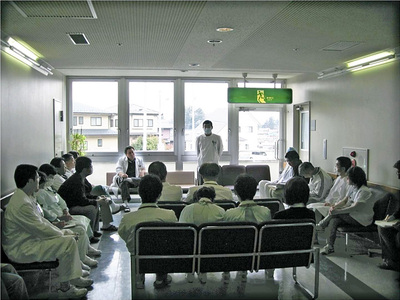 震災直後、病院はどこもかしこも患者でいっぱいだった。医療スタッフは廊下の片隅に集合して、毎朝ミーティングをした