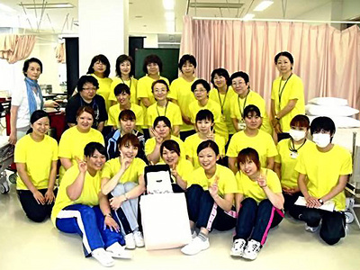 ２０１１年の研修会に参加した新人看護職員や各病院の看護責任者ら。一体感を持とうと、私たちはおそろいの黄色いＴシャツを着て臨んだ